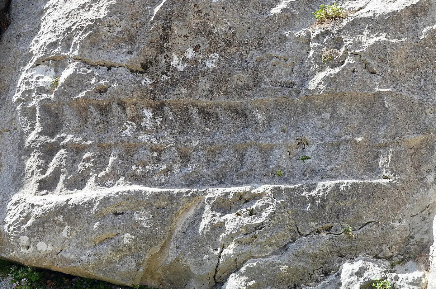Hattuşa'daki taş yüzey ve Hitit işaretleri
